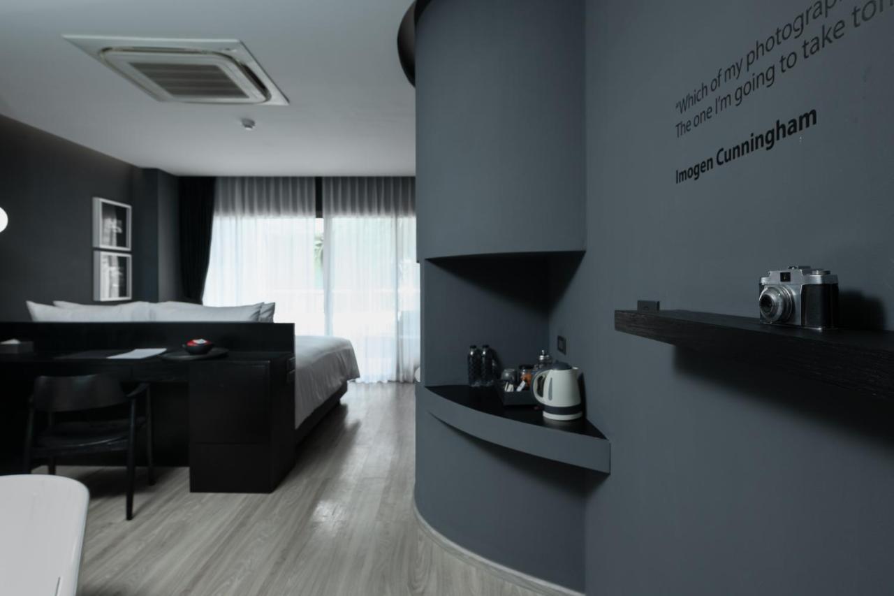 Foto Hotel Phuket Beachfront المظهر الخارجي الصورة A room at the hotel