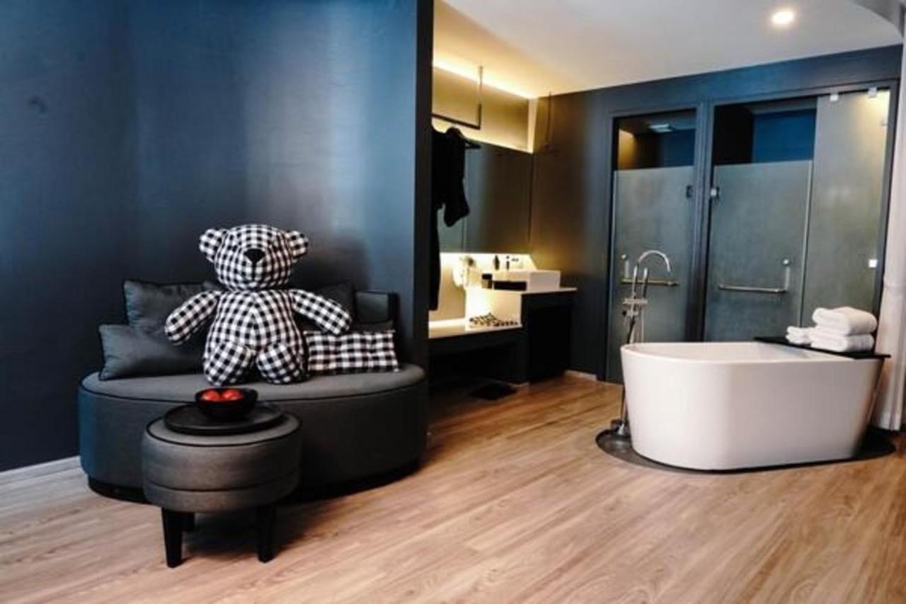Foto Hotel Phuket Beachfront المظهر الخارجي الصورة Bathroom