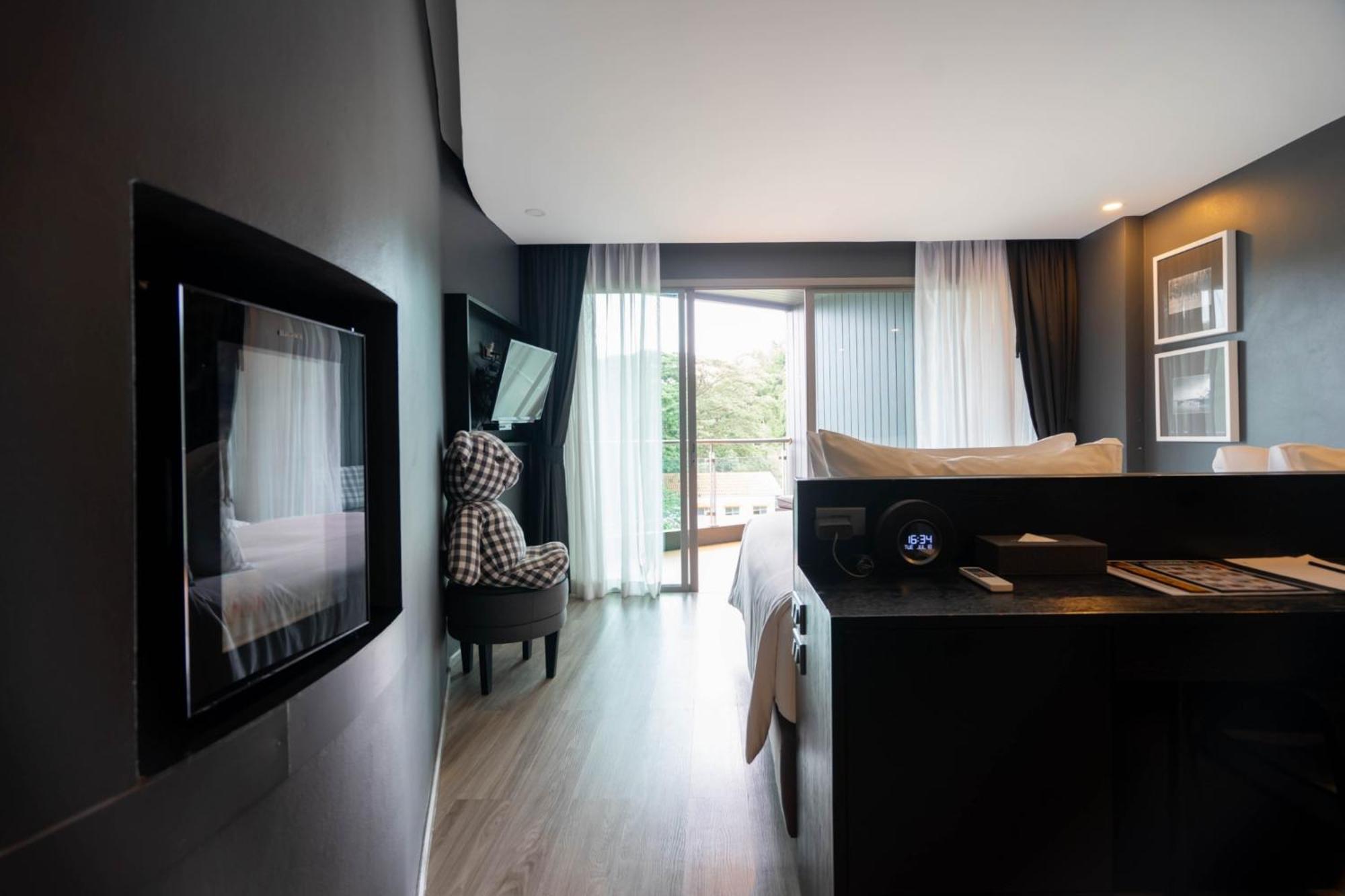 Foto Hotel Phuket Beachfront المظهر الخارجي الصورة A room at the hotel