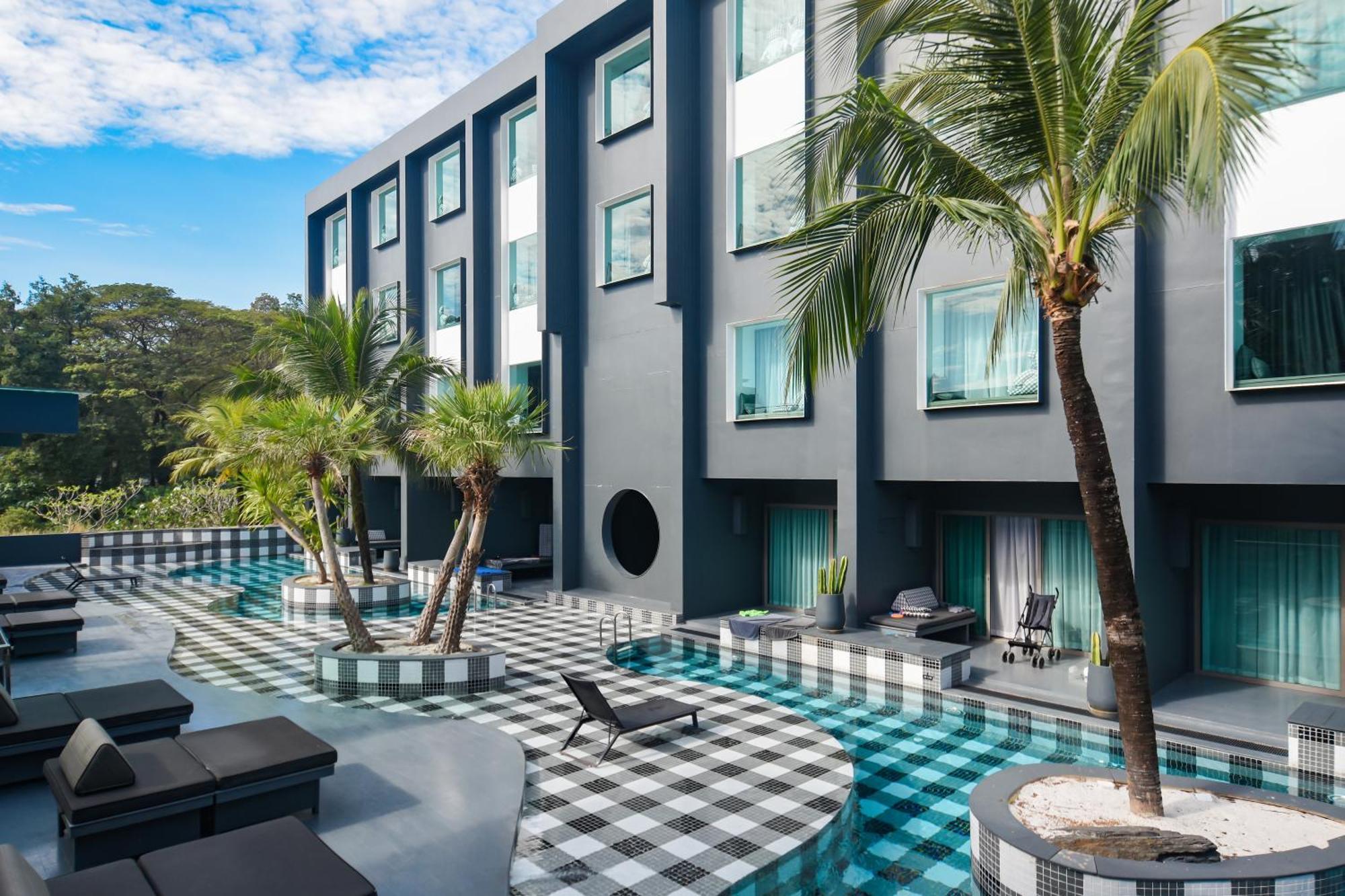 Foto Hotel Phuket Beachfront المظهر الخارجي الصورة The hotel's pool